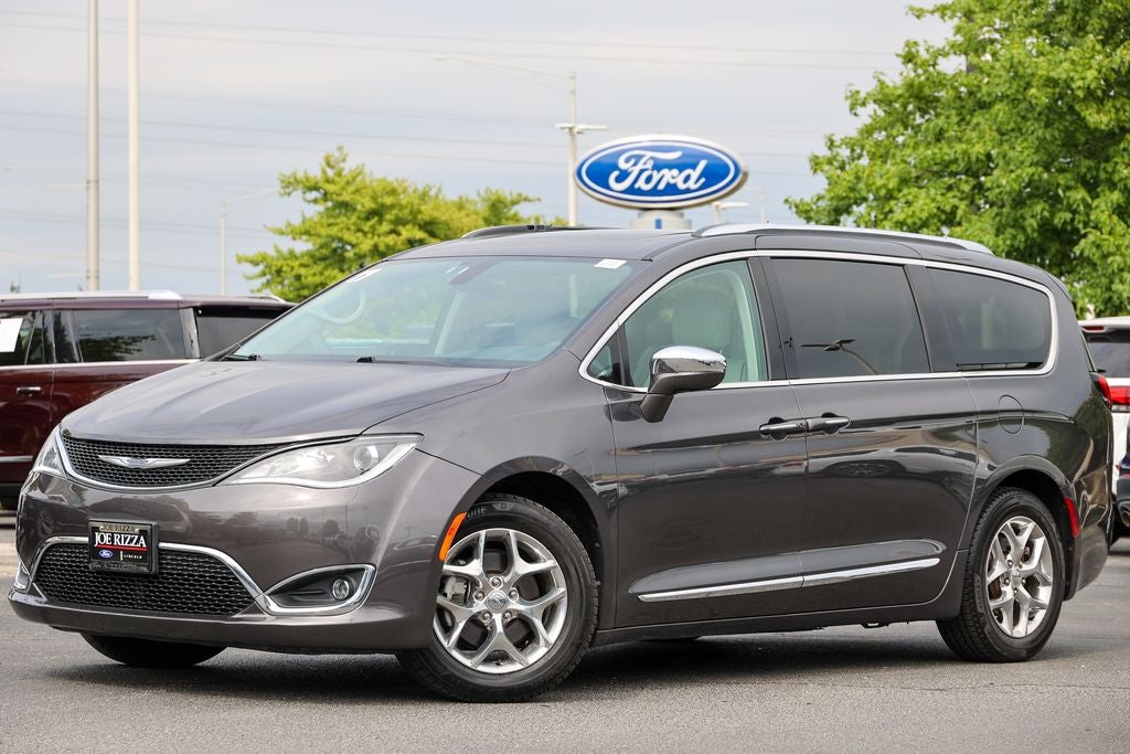 2017 Chrysler Pacifica Limited's photo
